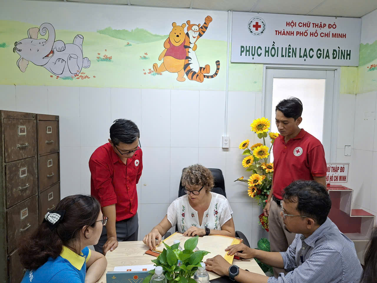 Cán bộ Chữ thập đỏ tiếp và hướng dẫn hồ sơ tại phòng Phục hồi liên lạc gia đình của Hội Chữ thập đỏ Thành phố