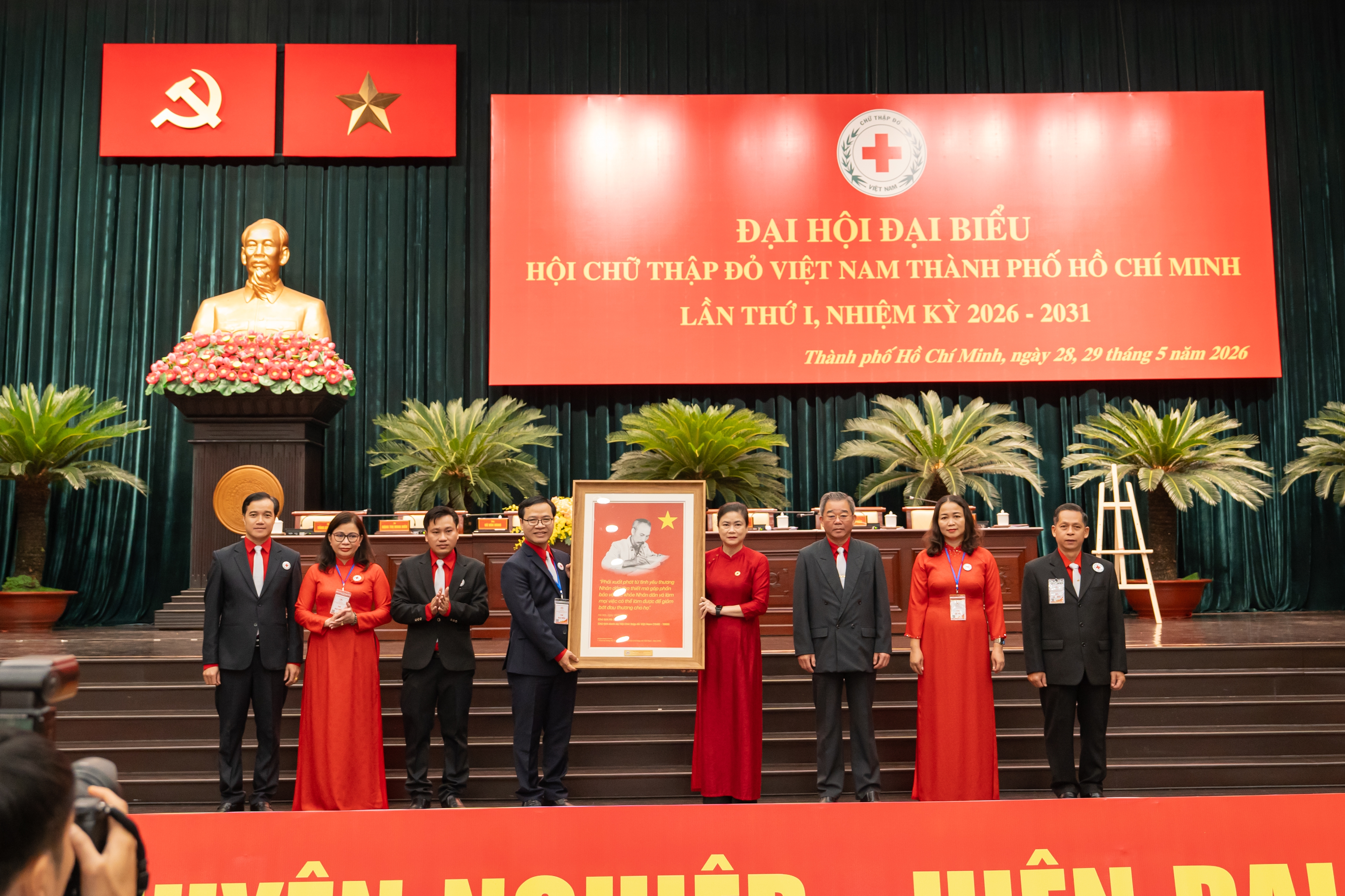 Nghi thức trao tặng tranh lưu niệm trên sân khấu Đại hội đại biểu Hội Chữ thập đỏ Việt Nam Thành phố Hồ Chí Minh lần thứ I, nhiệm kỳ 2026 – 2031