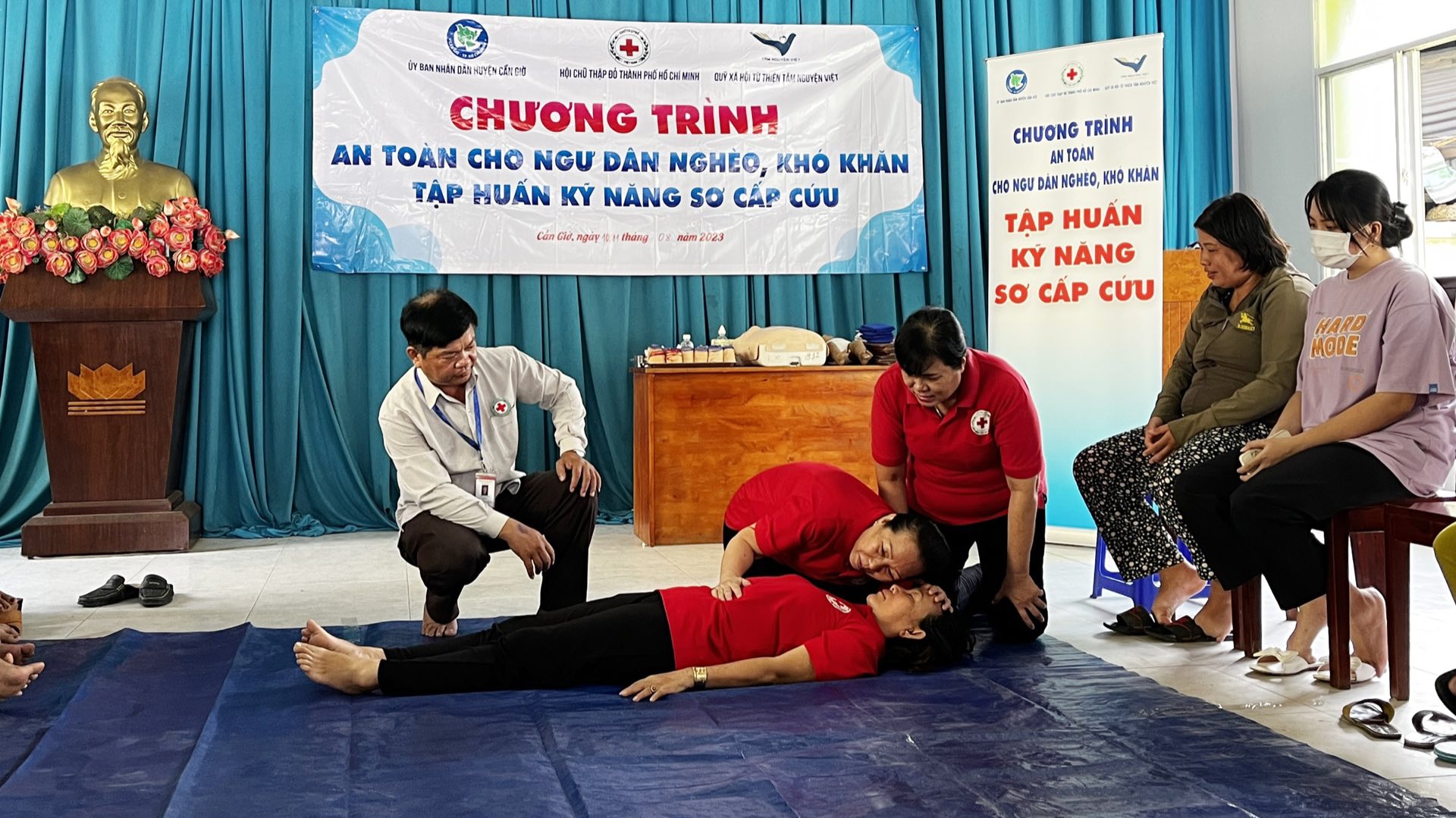 Huấn luyện viên Chữ thập đỏ hướng dẫn thao tác sơ cấp cứu trên chiếu tập