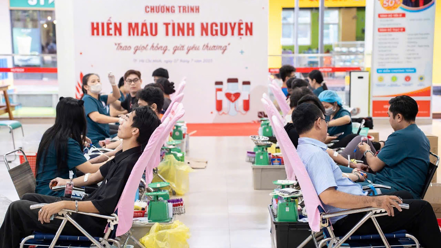 Người dân tham gia chương trình Hiến máu tình nguyện do Hội Chữ thập đỏ Thành phố tổ chức