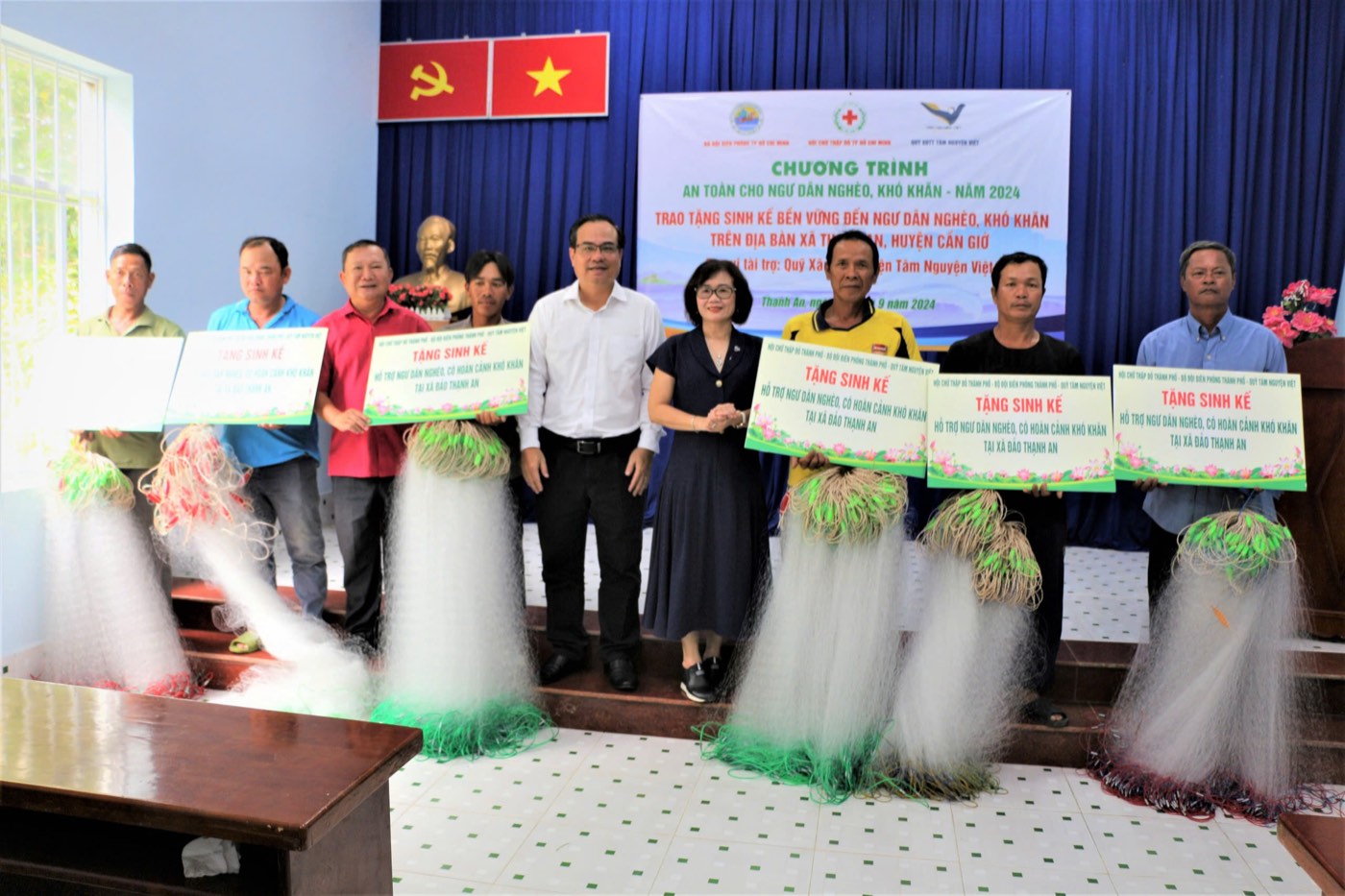 Đại diện các đơn vị tài trợ trao tặng phương tiện sinh kế cho ngư dân có hoàn cảnh khó khăn