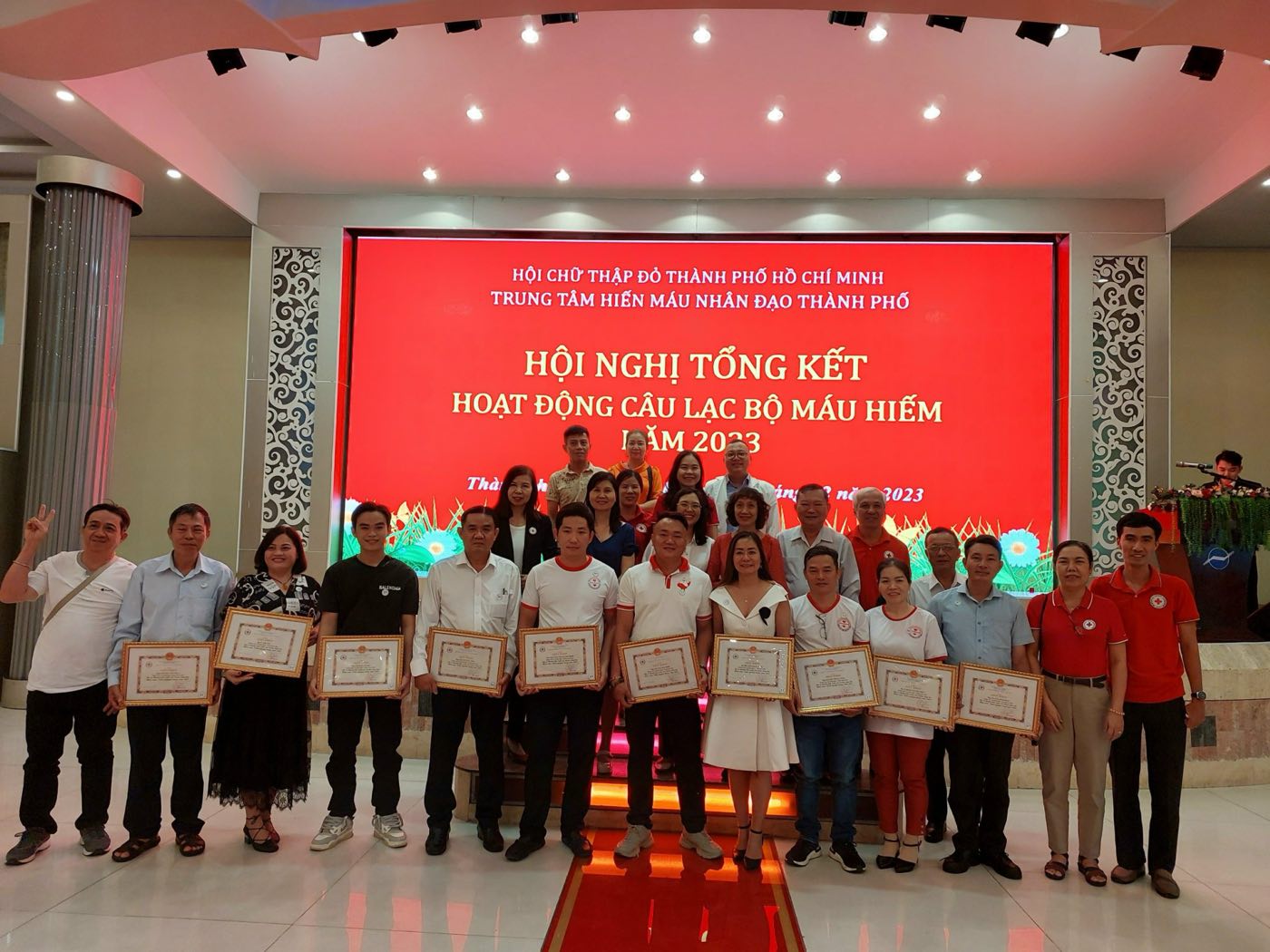 Các thành viên câu lạc bộ máu hiếm nhận giấy khen tại hội nghị tổng kết năm 2023